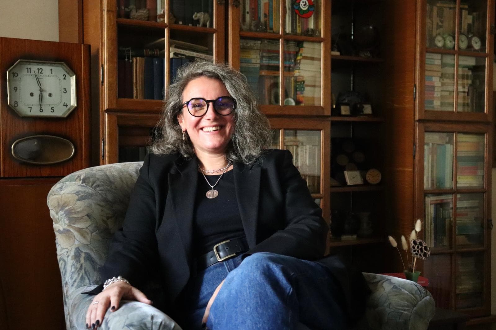 Magda Florescu într-un cabinet cu bibliotecă
